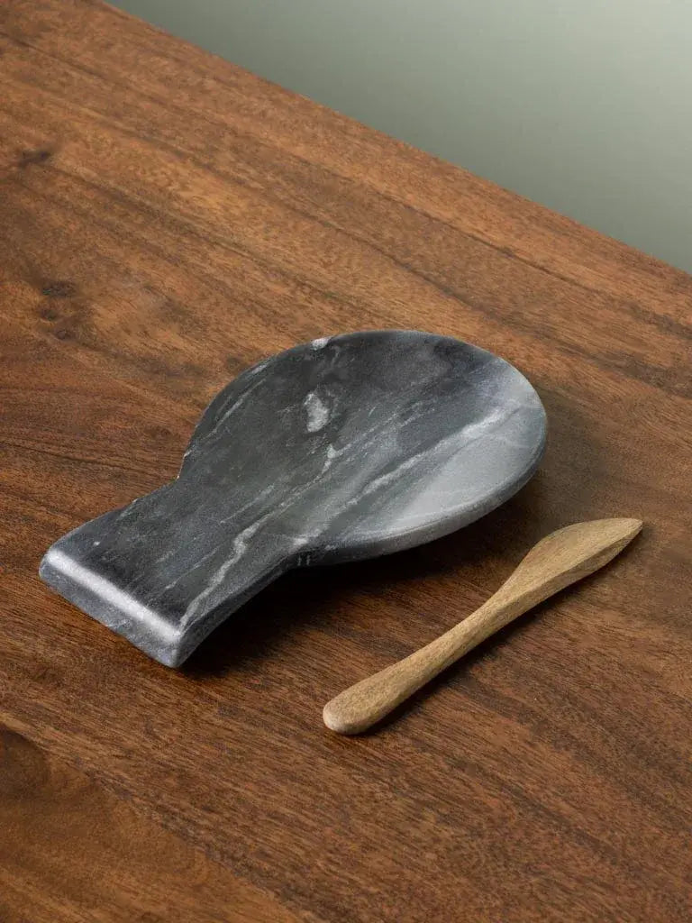 Plato de apoyo para cocina de marmol gris con cuchillo de madera 