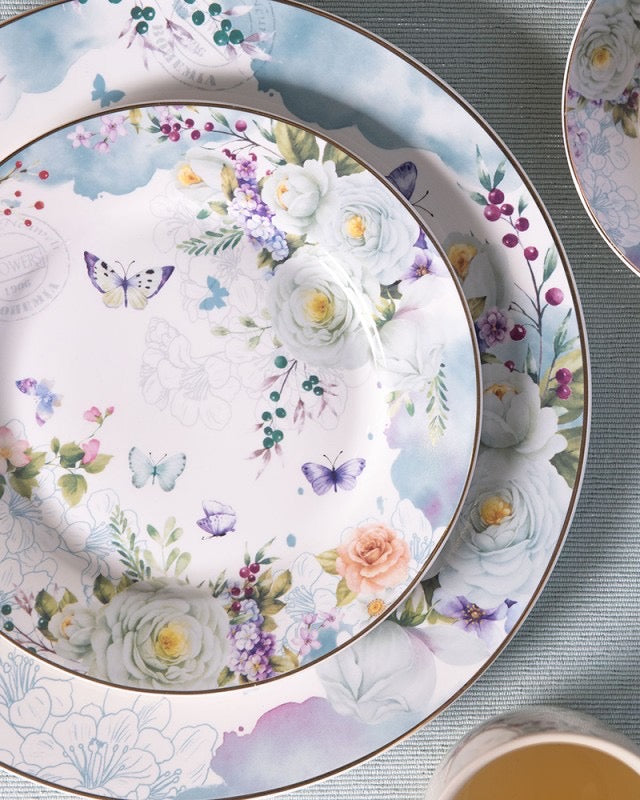 Plato de desayuno en porcelana blanca de flores