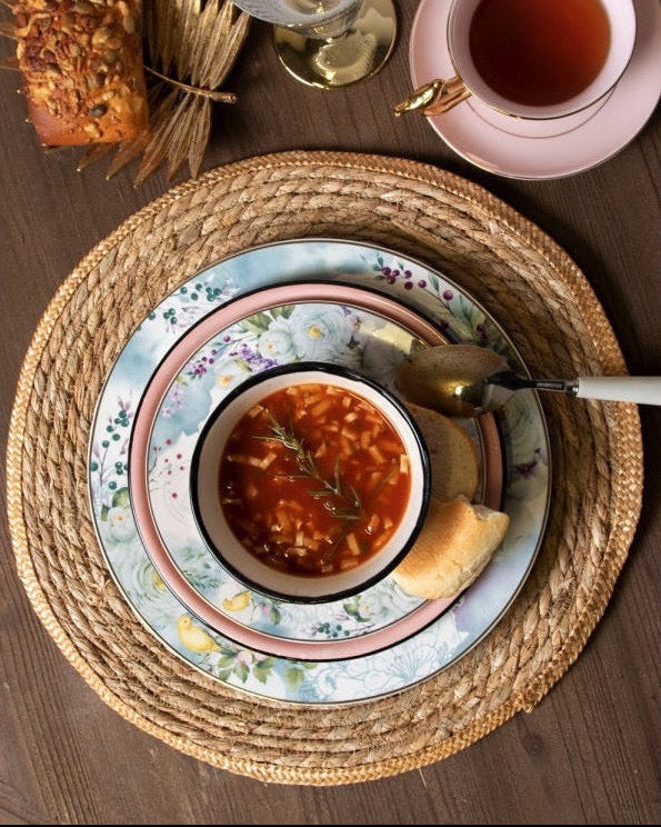 Plato de desayuno en porcelana blanca de flores