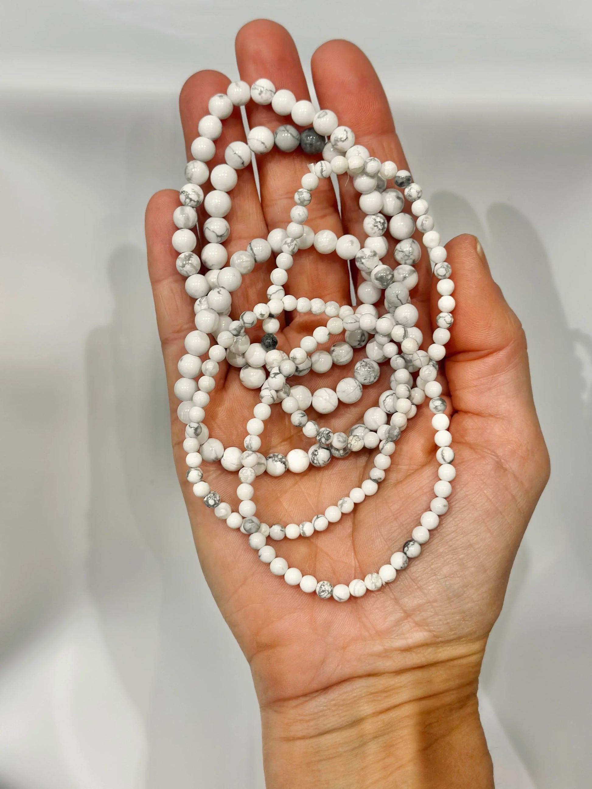 Pulsera de bolas de Howlita - La Quinta Vidal