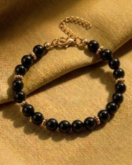Pulsera dorada de ónix 