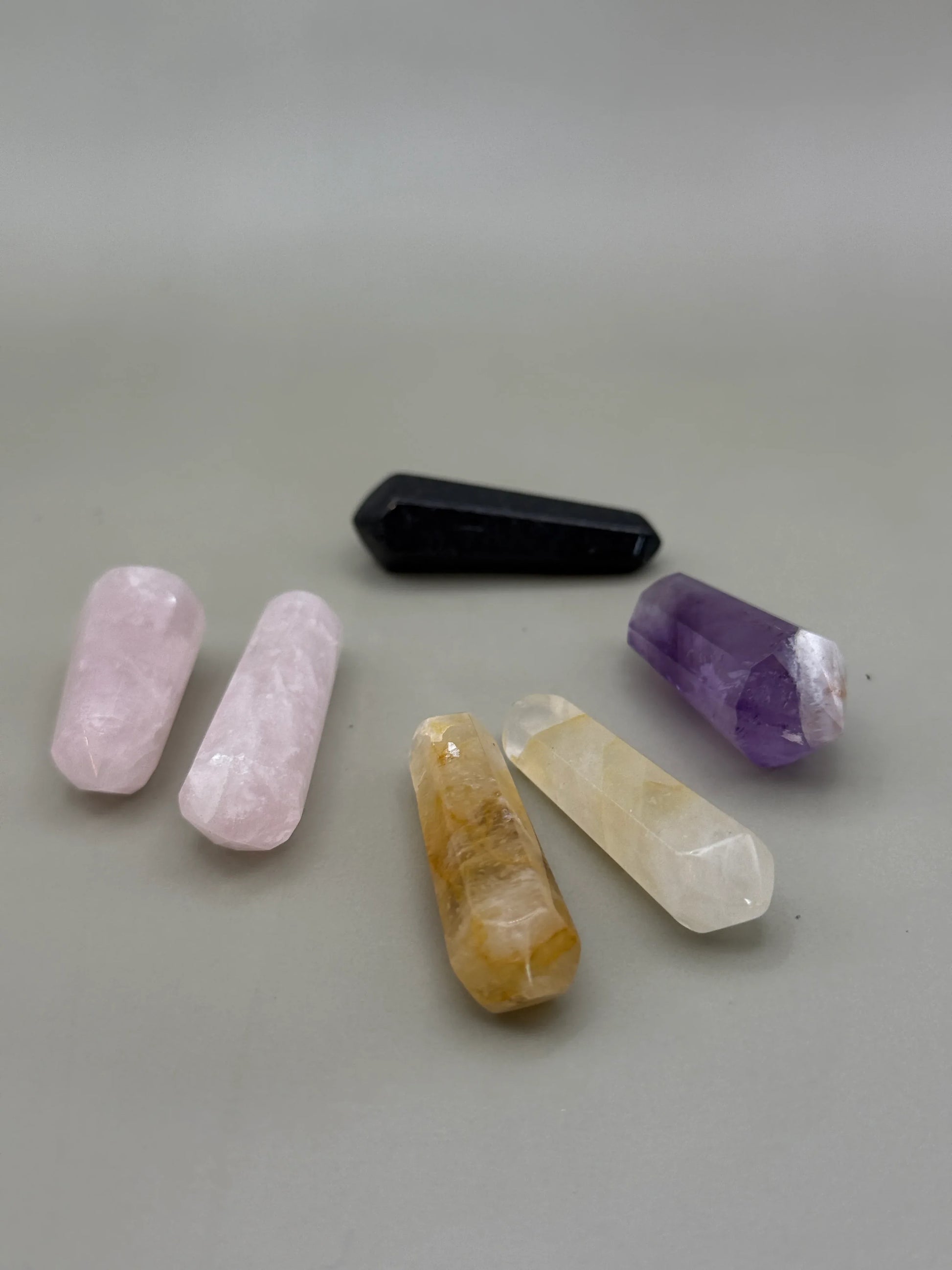 Punta biterminada de mineral variado