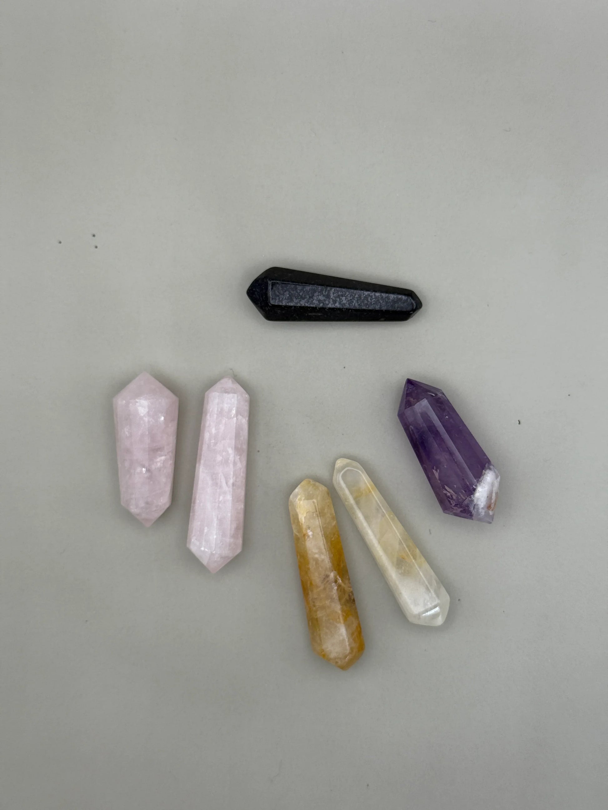 Punta biterminada de mineral variado