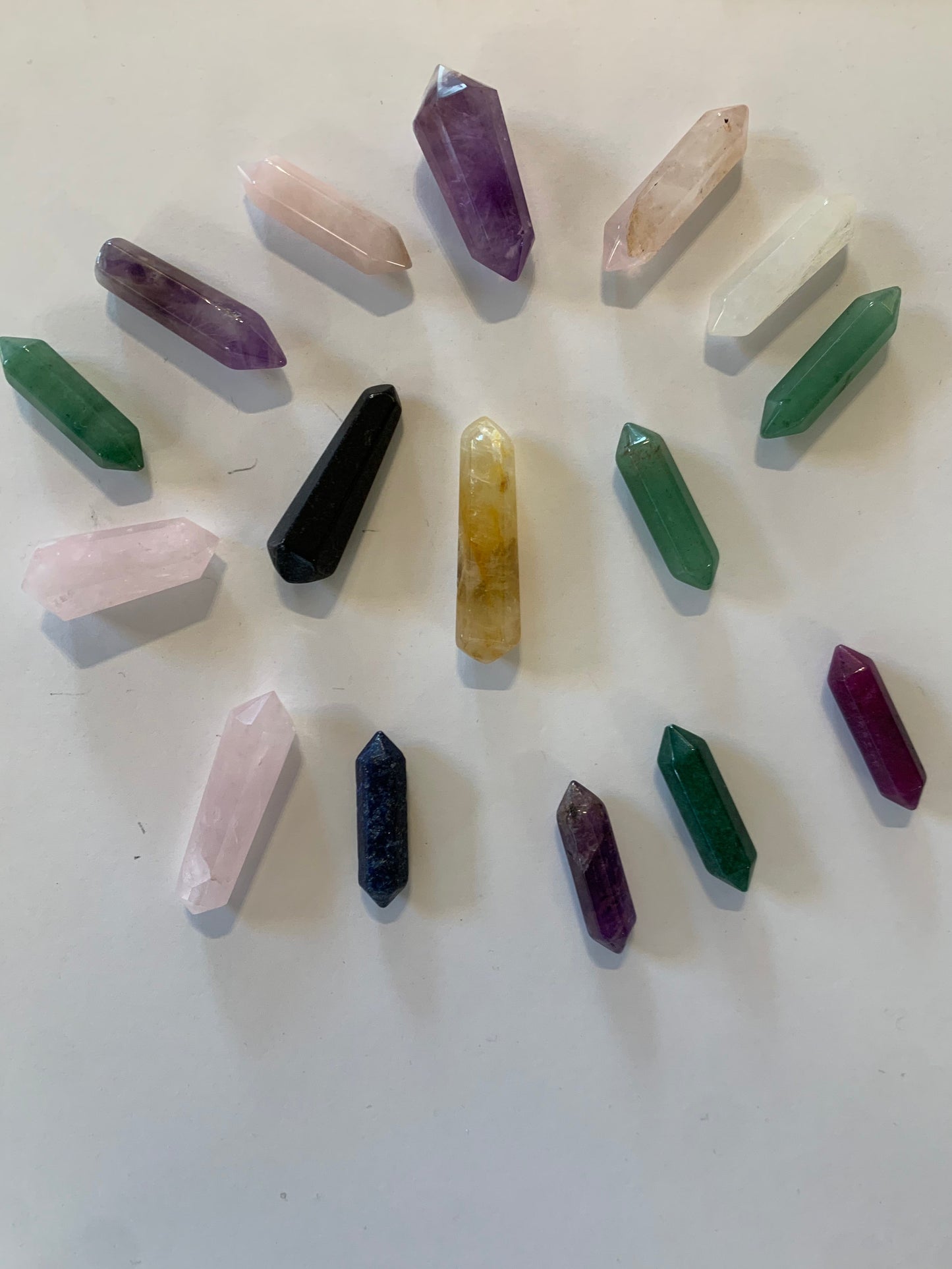 Punta biterminada de mineral variado