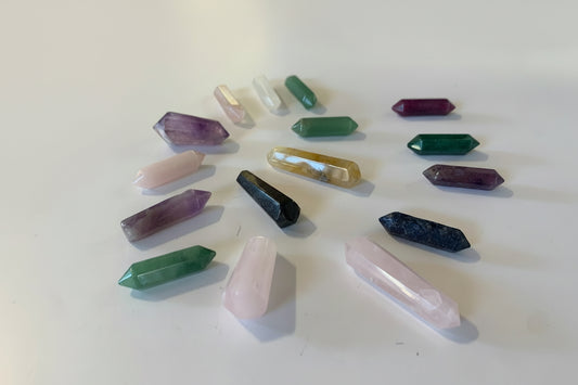 Punta biterminada de mineral variado