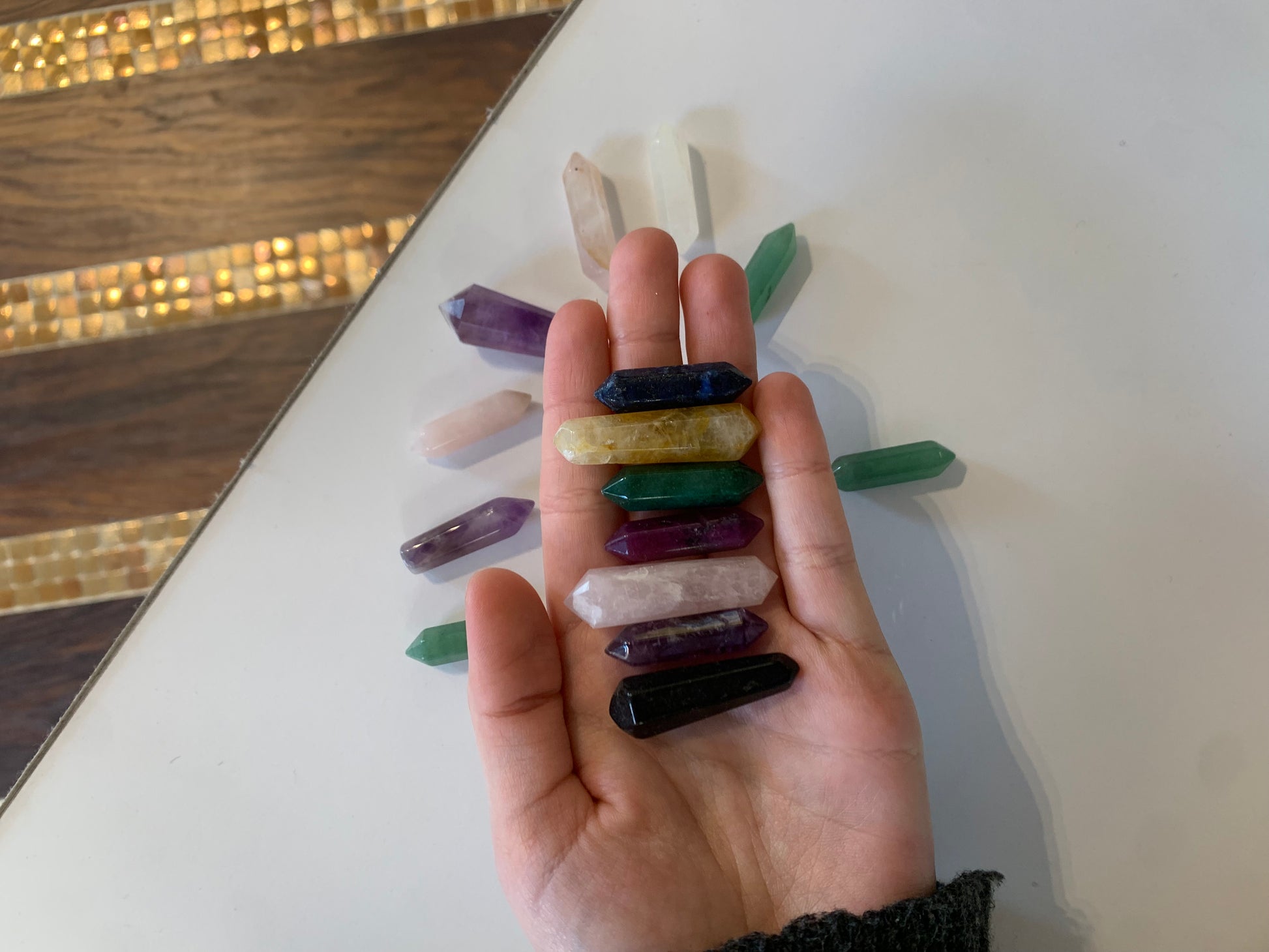 Punta biterminada de mineral variado