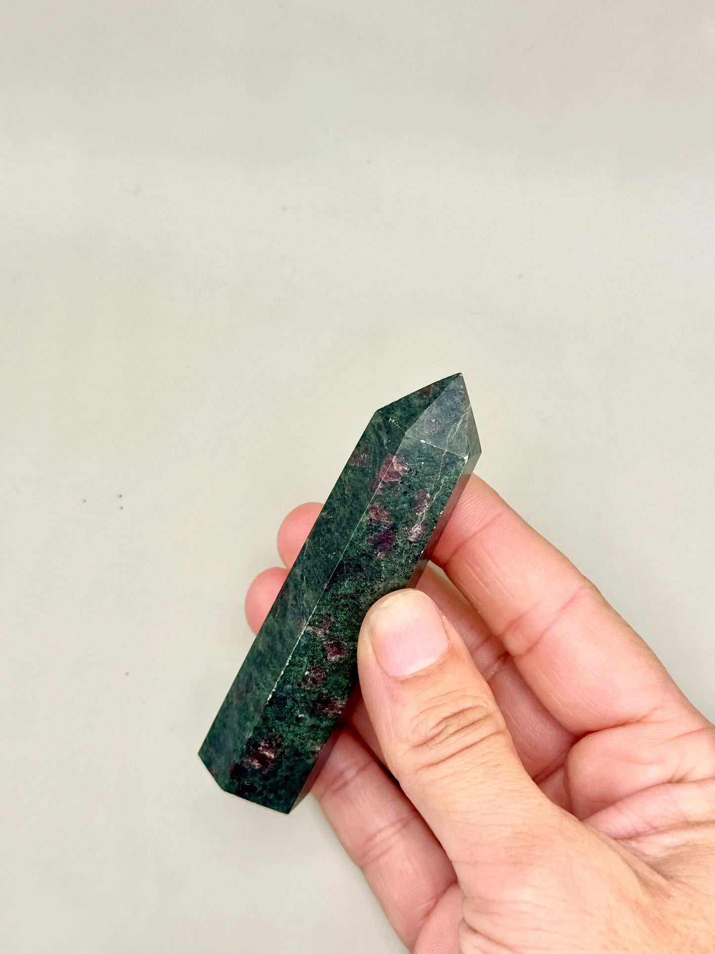 Punta generador de Rubi con Zoisita - La Quinta Vidal