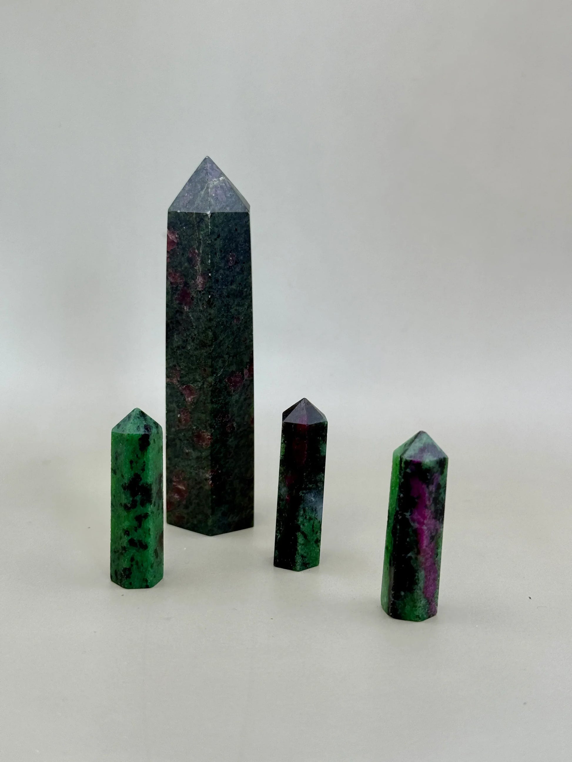 Punta generador de Rubi con Zoisita - La Quinta Vidal