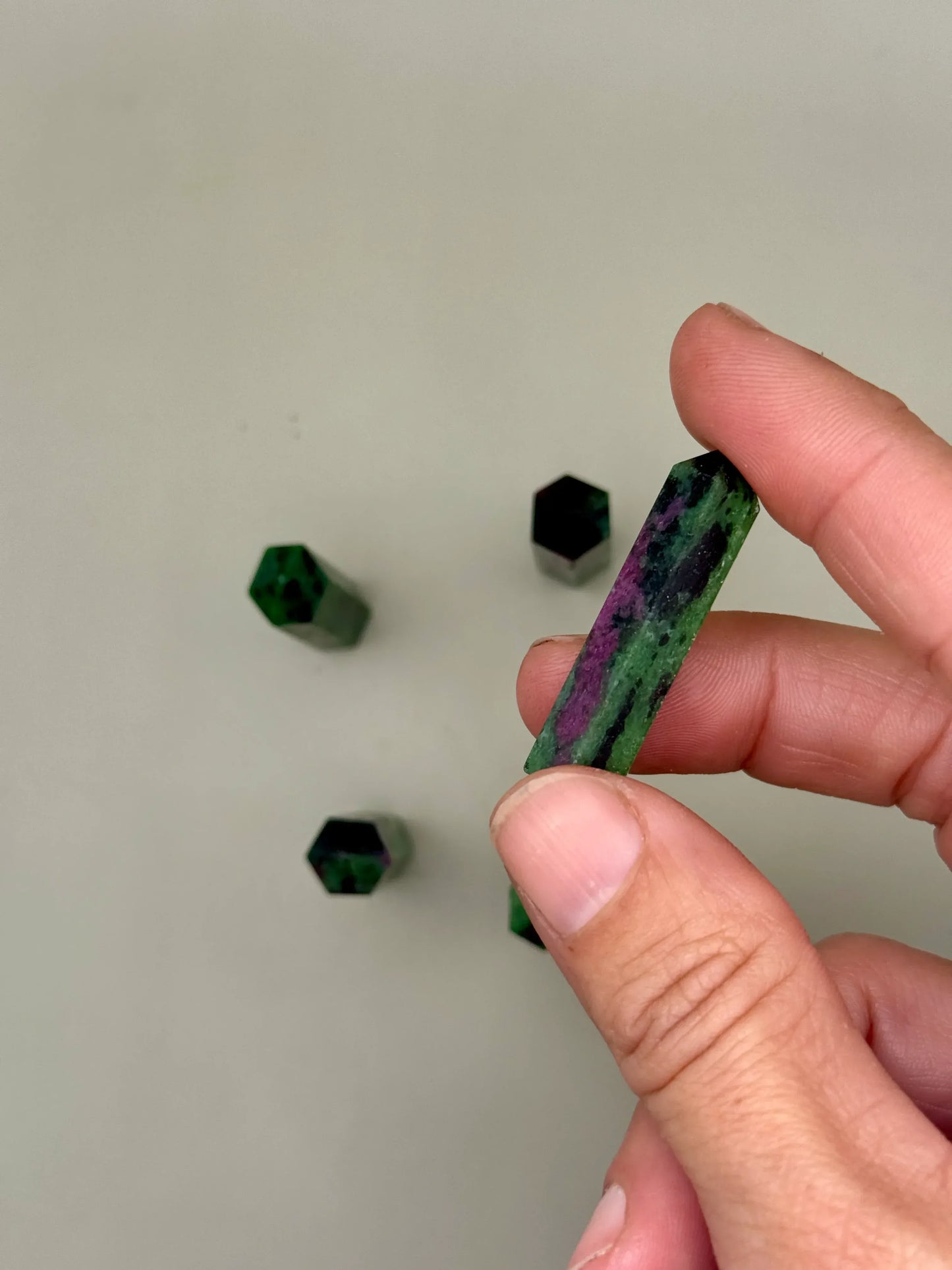 Punta generador de Rubi con Zoisita - La Quinta Vidal