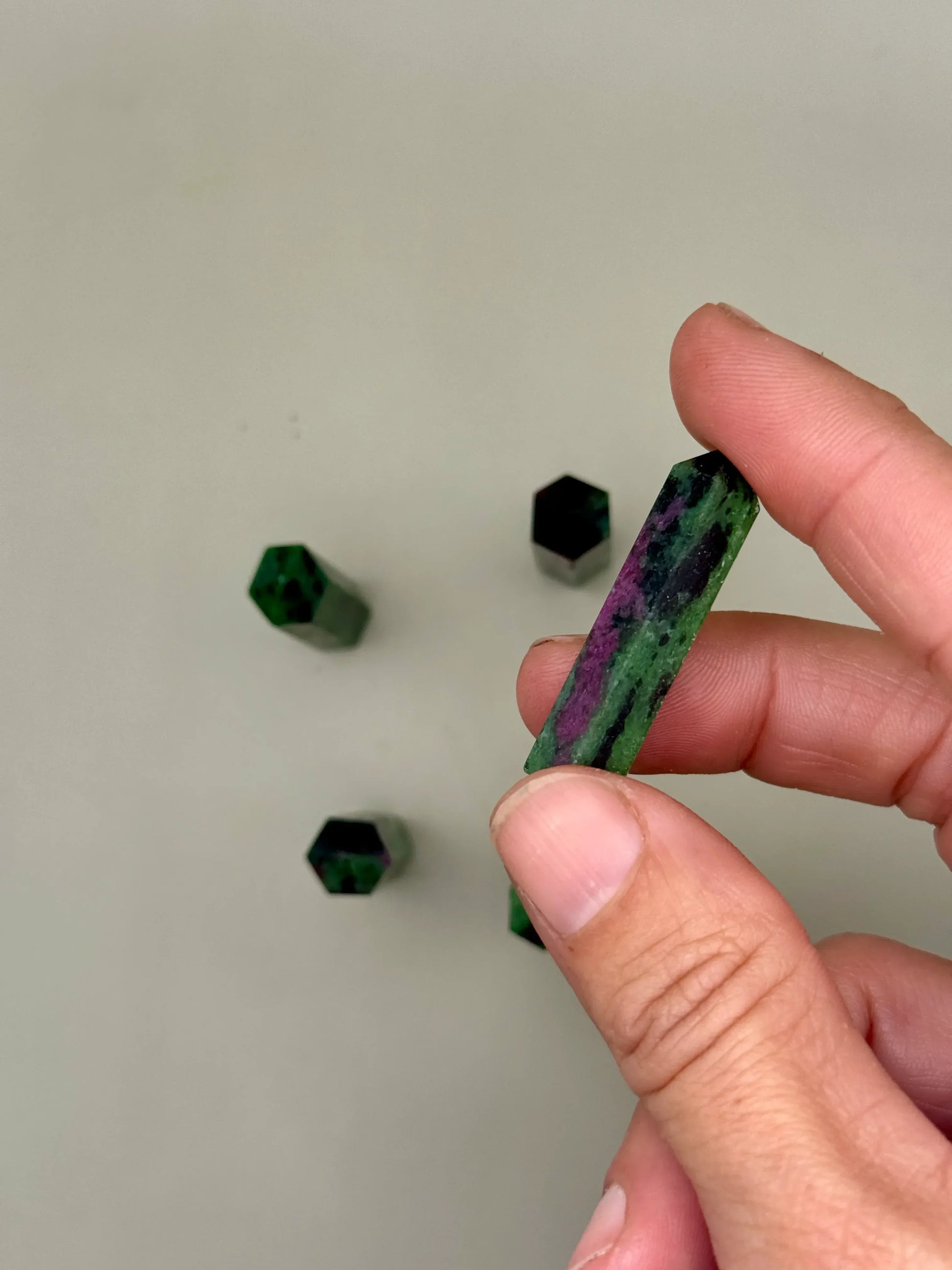 Punta generador de Rubi con Zoisita - La Quinta Vidal