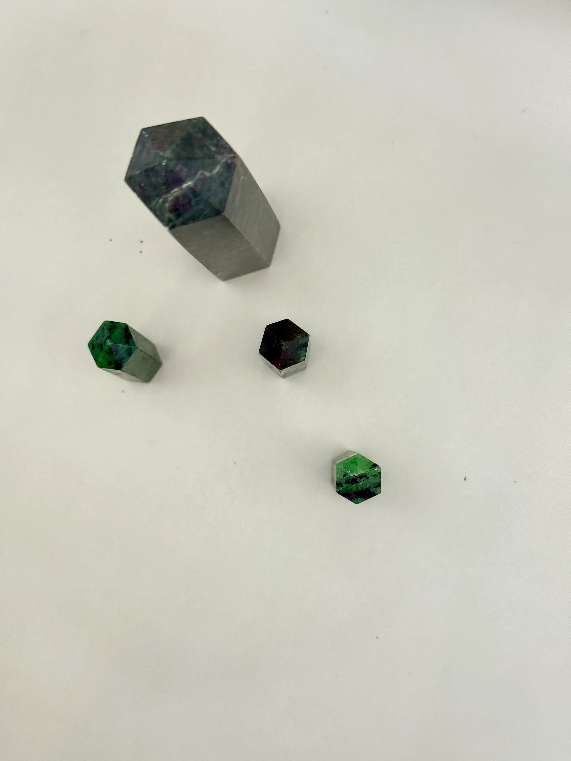 Punta generador de Rubi con Zoisita - La Quinta Vidal