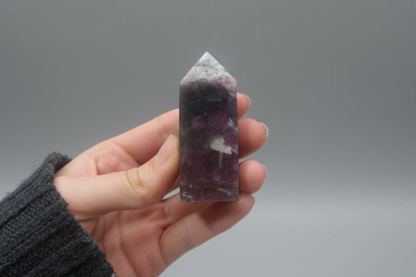 Punta generadora de turmalina rosa sobre cuarzo