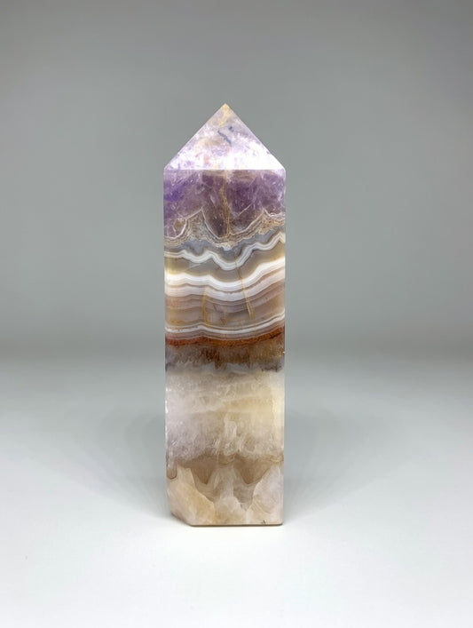 Punta generadora de amatista con ágata blanca mexicana 