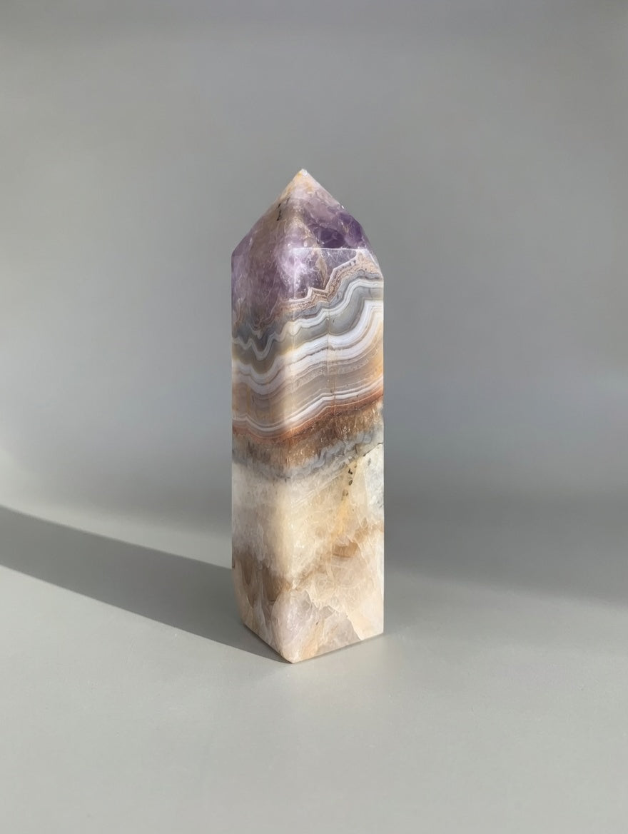 Punta generadora de amatista con ágata blanca mexicana