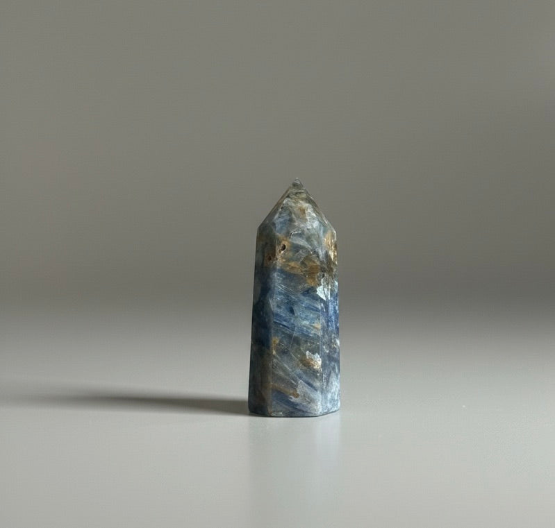Punta generadora de cianita azul