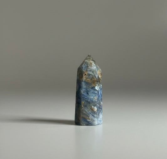 Punta generadora de cianita azul