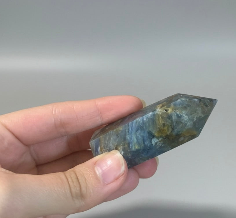 Punta generadora de cianita azul