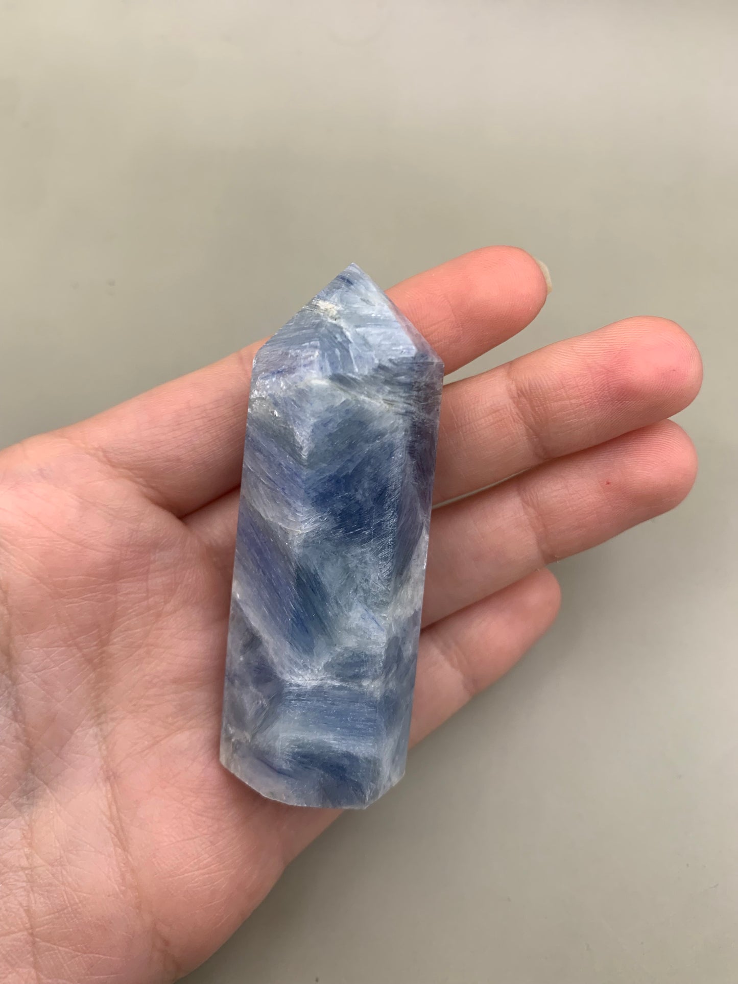 Punta generadora de cianita azul