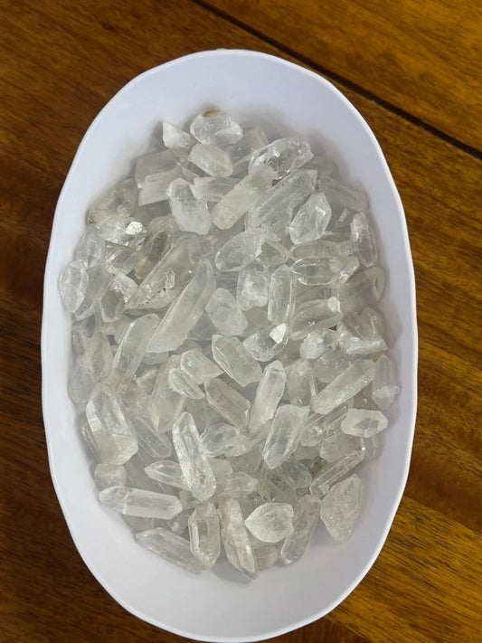 Punta masiva de mineral de cristal de roca semipulida