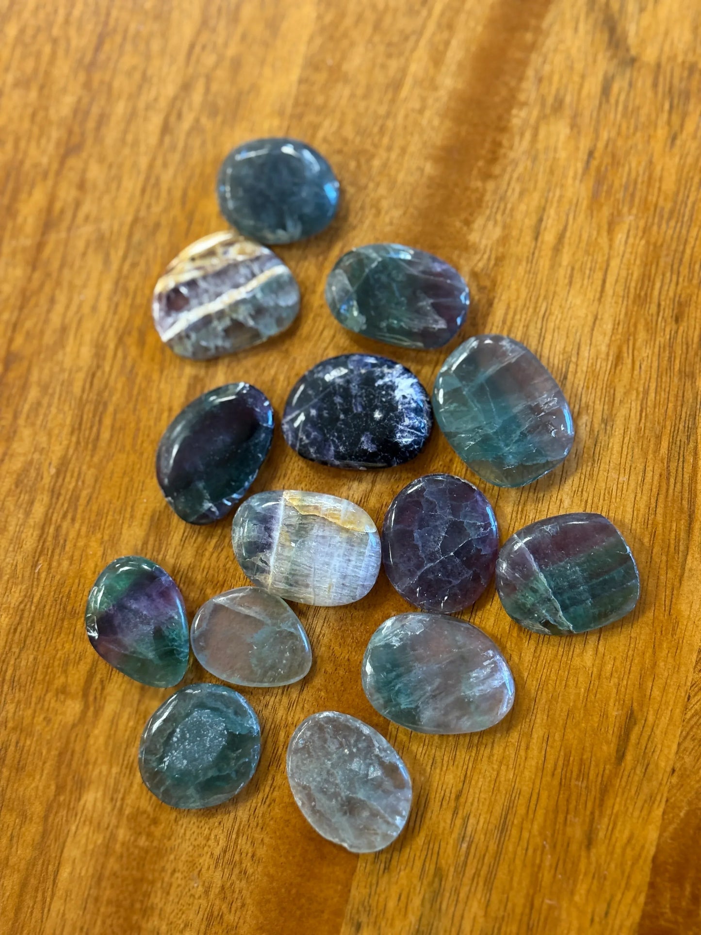 Rodado Plano de Fluorita Multicolor - La Quinta Vidal