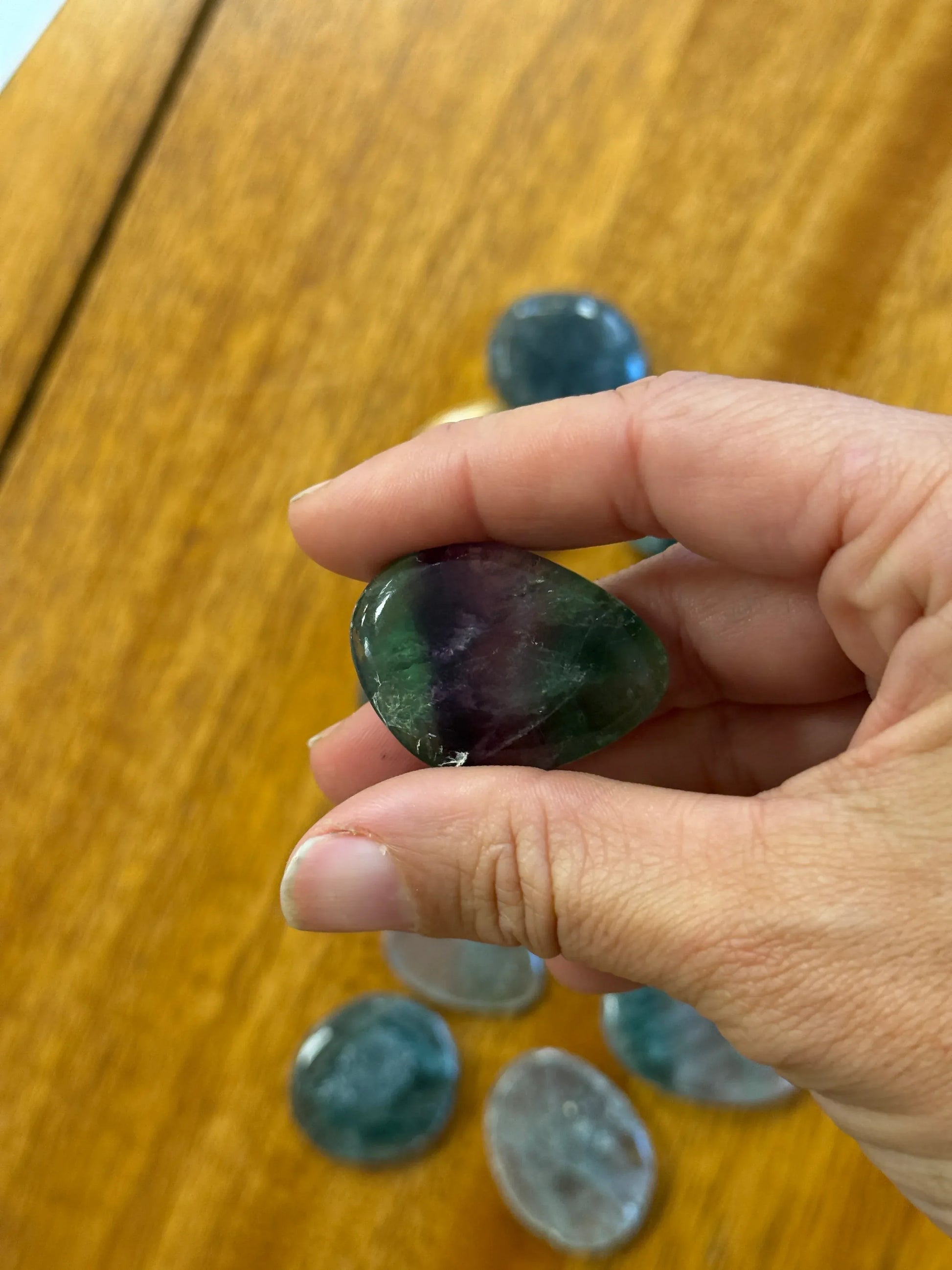 Rodado Plano de Fluorita Multicolor - La Quinta Vidal