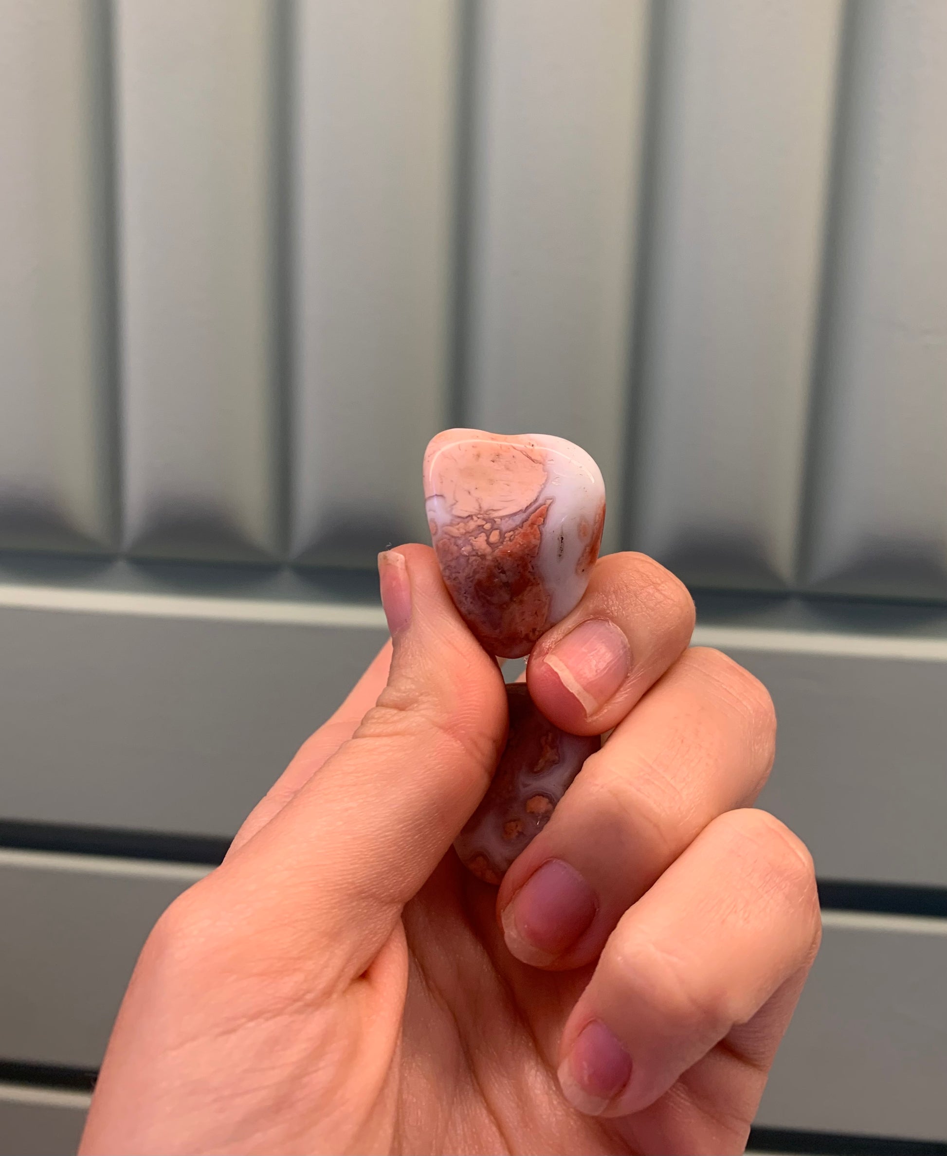 Rodado de mineral de ágata de venas de dragón