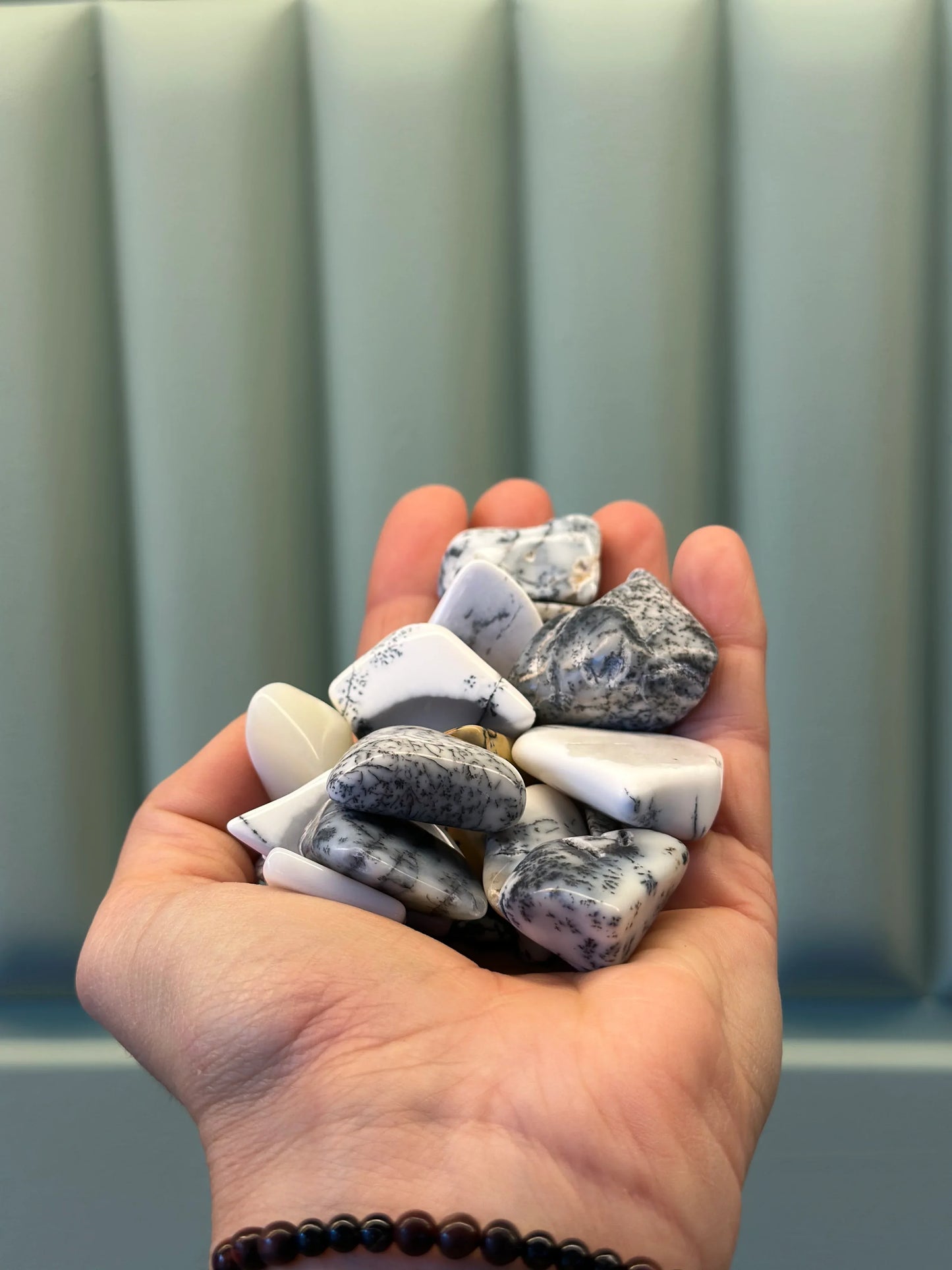 Rodado de mineral de calcedonia dendrítica