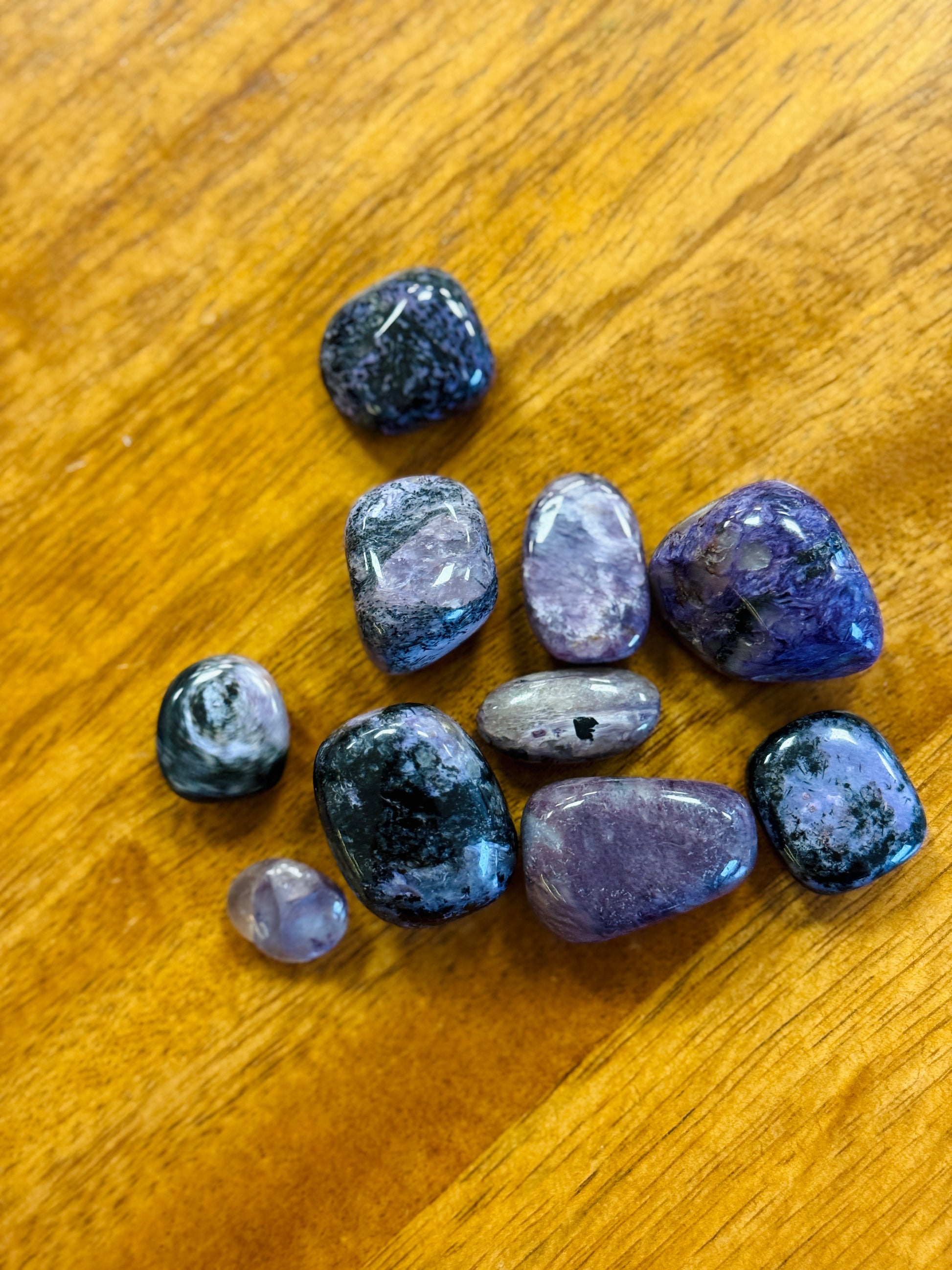 Rodado de mineral de charoita