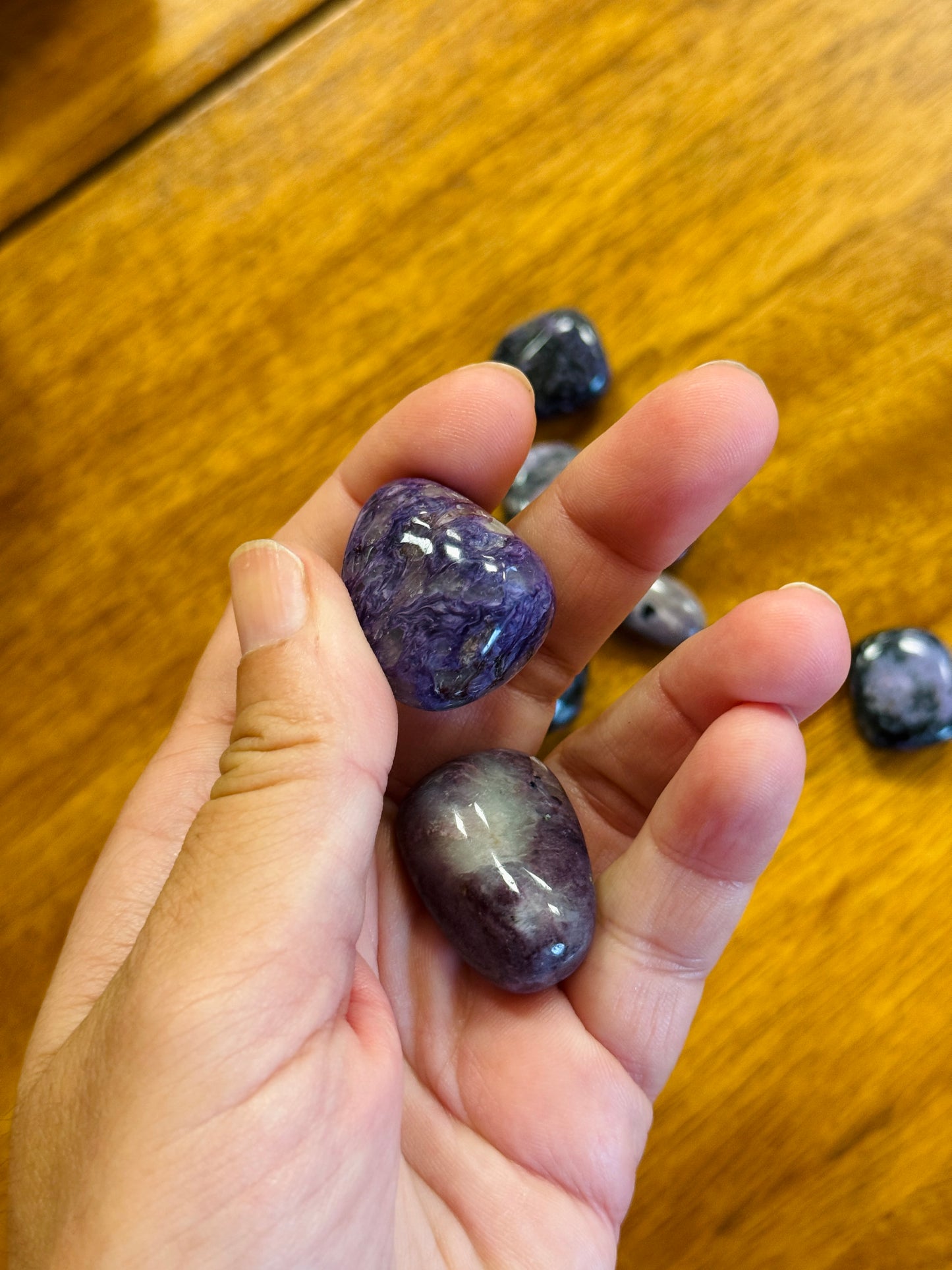 Rodado de mineral de charoita