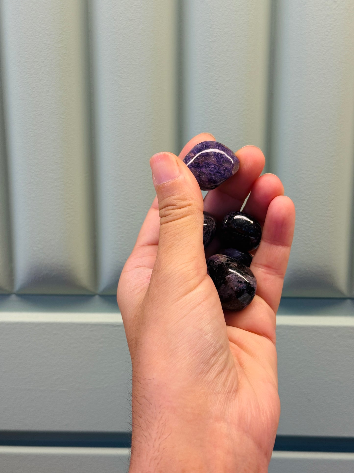 Rodado de mineral de charoita