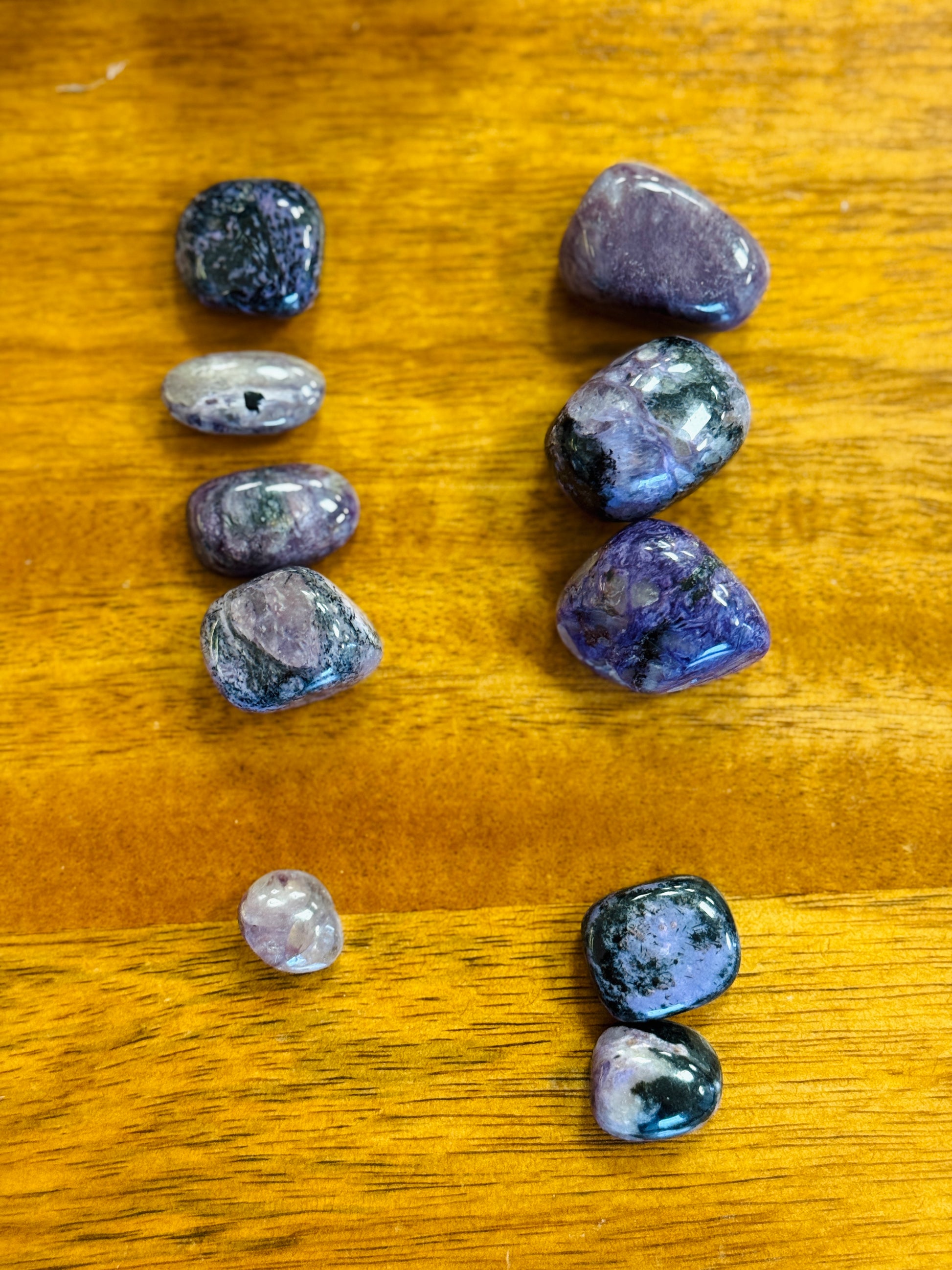 Rodado de mineral de charoita