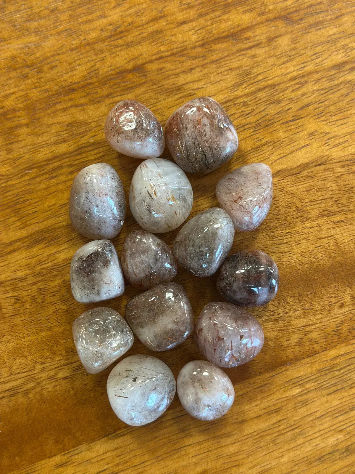 Rodado de mineral de cuarzo rutilado