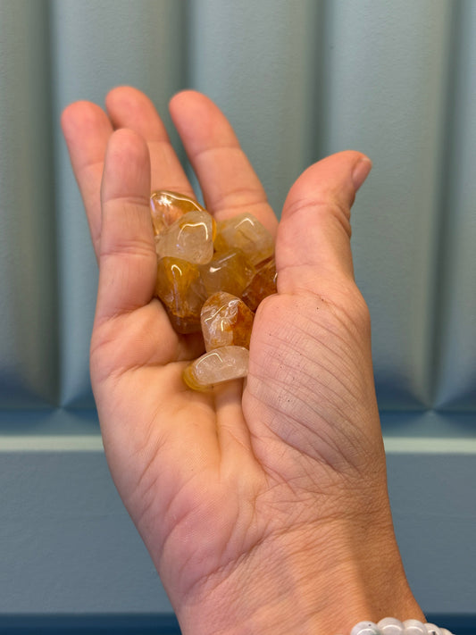 Rodado de mineral de cuarzo sanador.