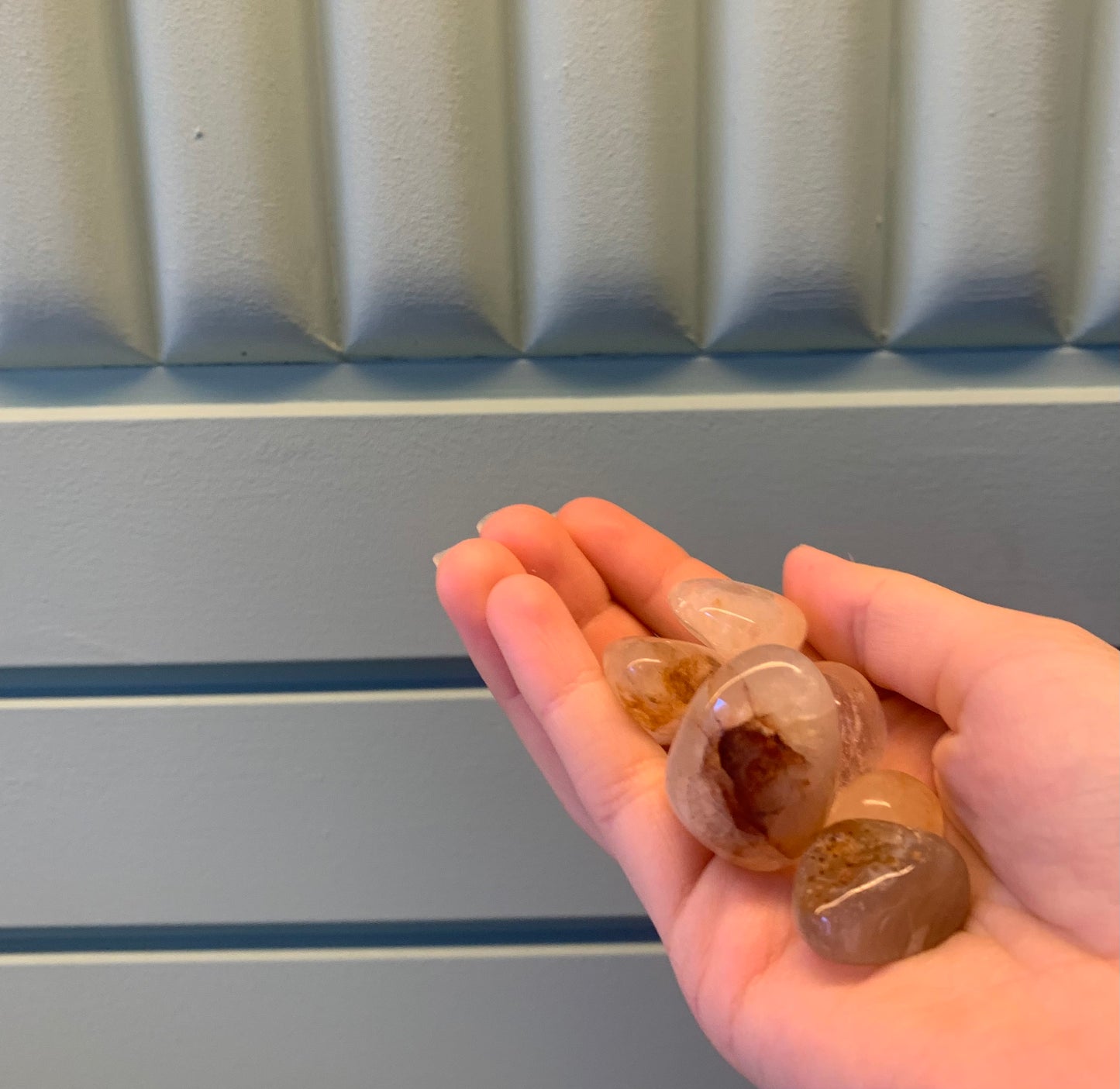 Rodado de mineral de golfen healer o cuarzo hematoide