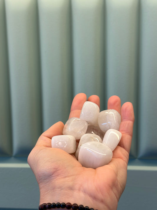 Rodado de mineral de jade blanco