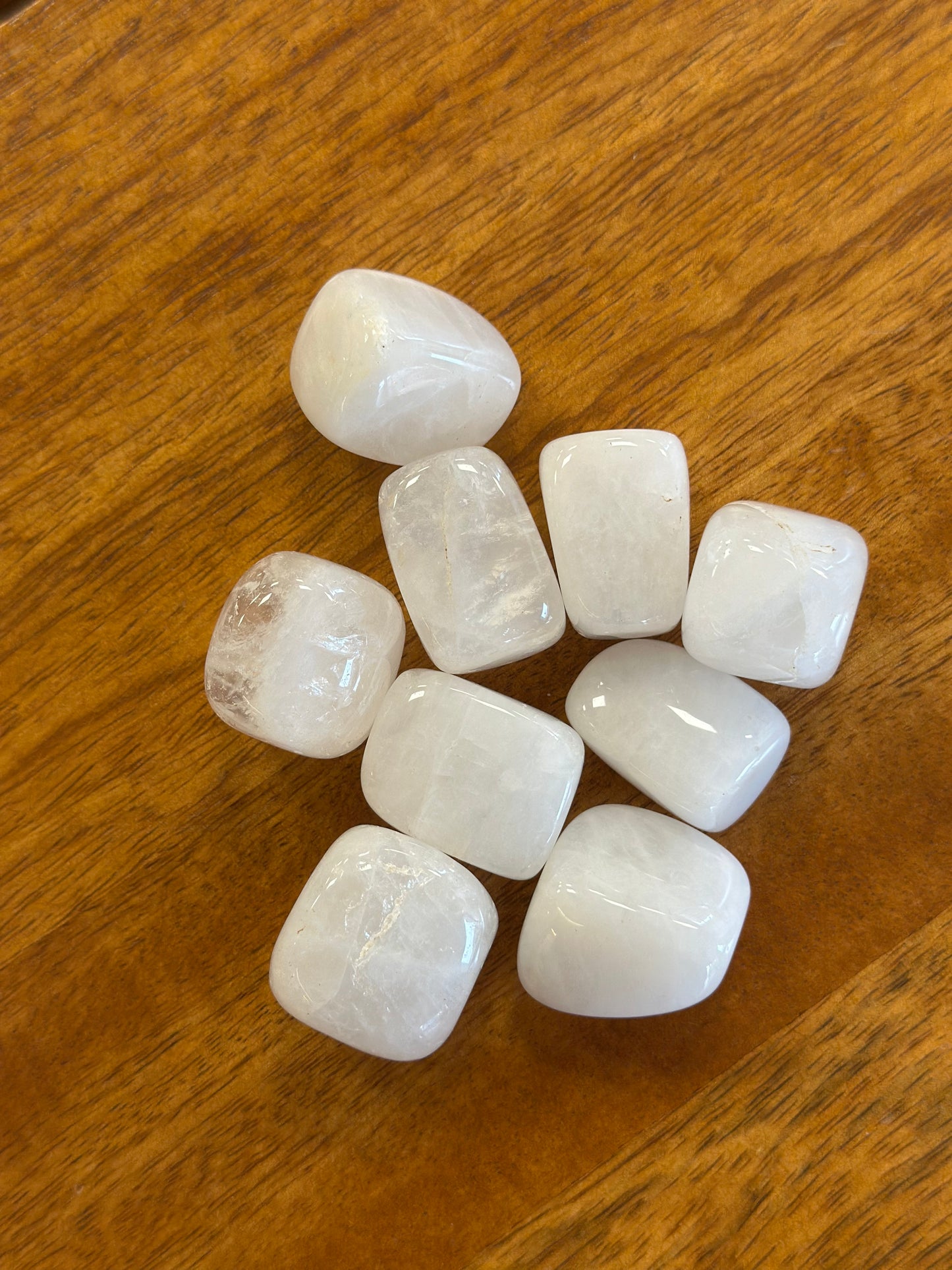 Rodado de mineral de jade blanco