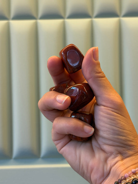 Rodado de mineral jaspe breschia o brechado.