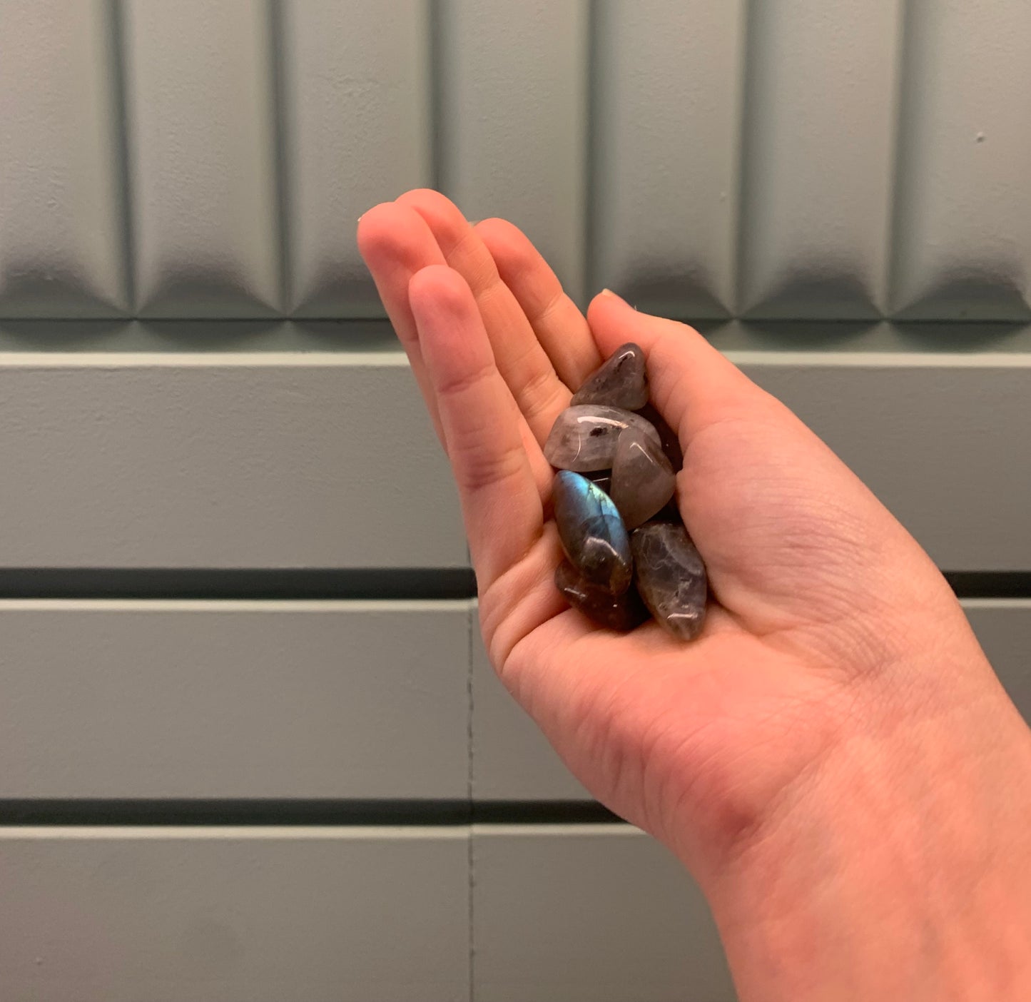 Rodado de mineral de labradorita