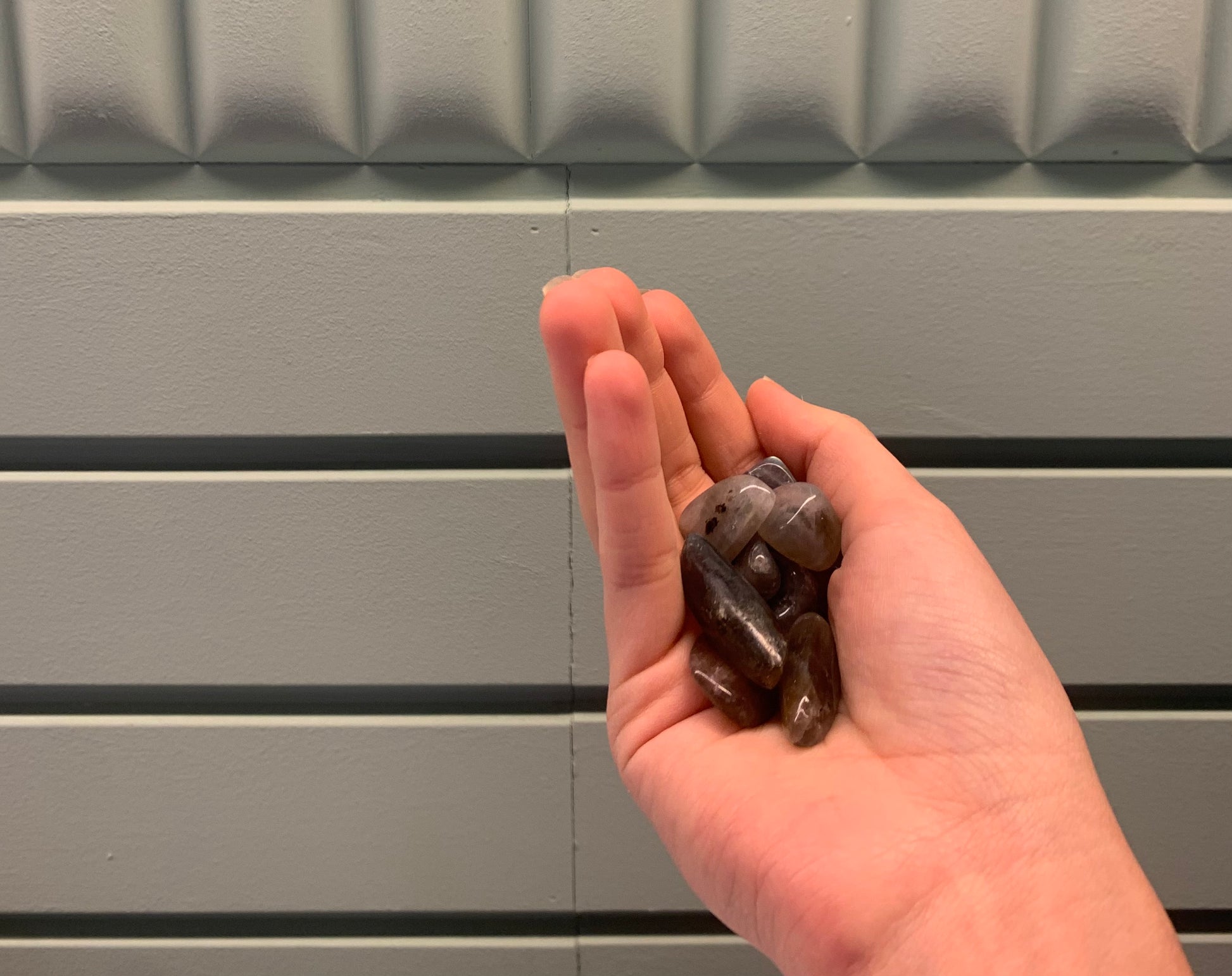 Rodado de mineral de labradorita