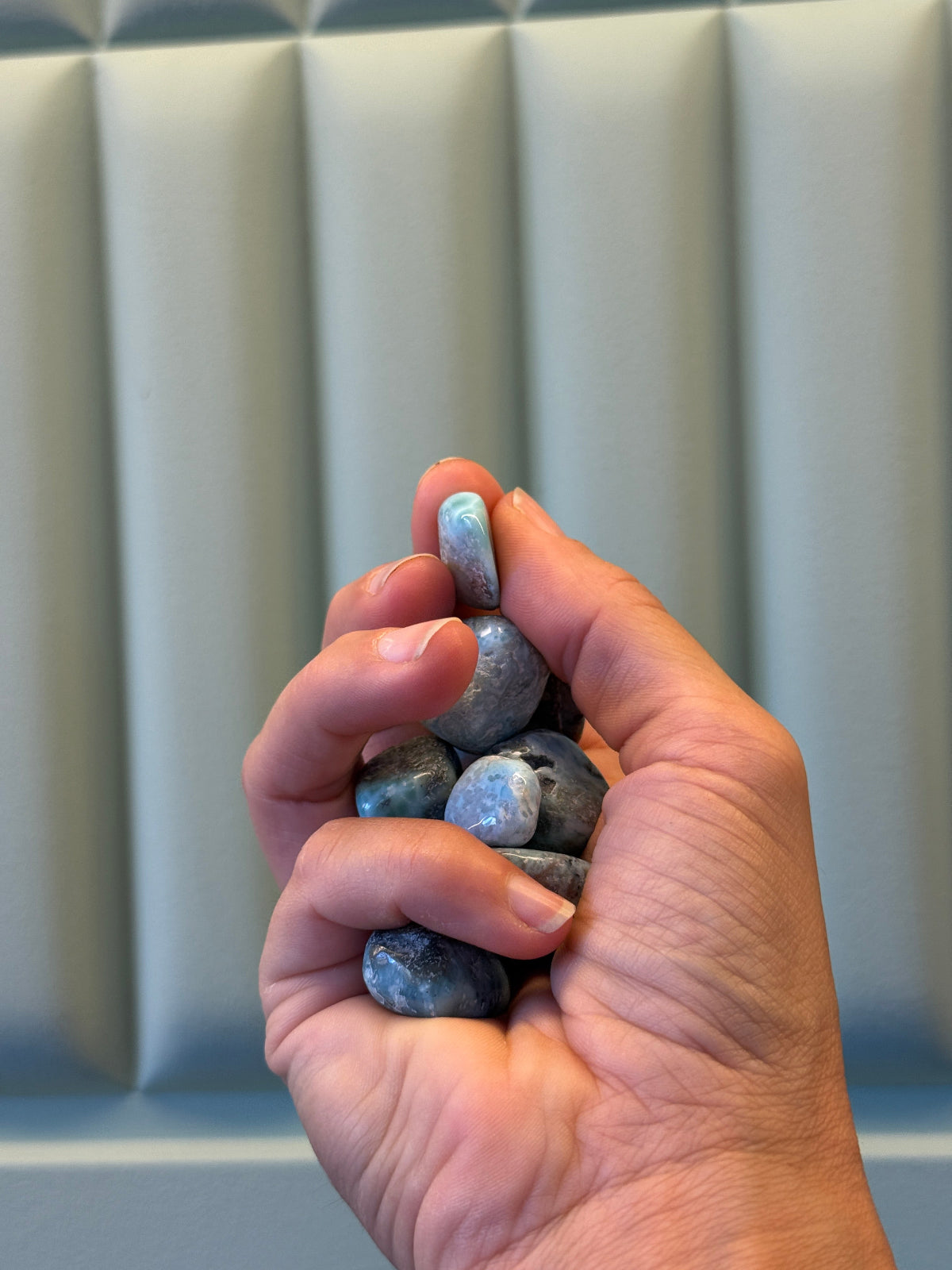 Rodado de mineral de larimar 