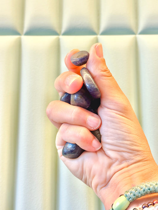 Rodado de mineral lolita o cordierita.