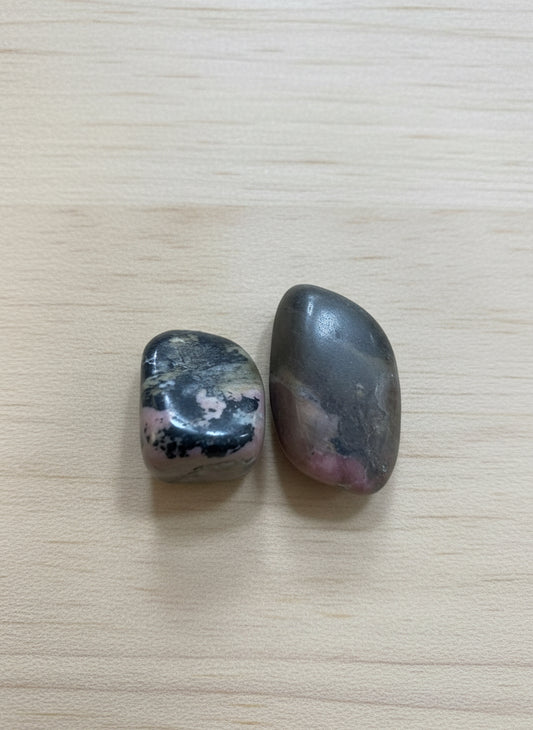 Rodado de mineral de rodonita