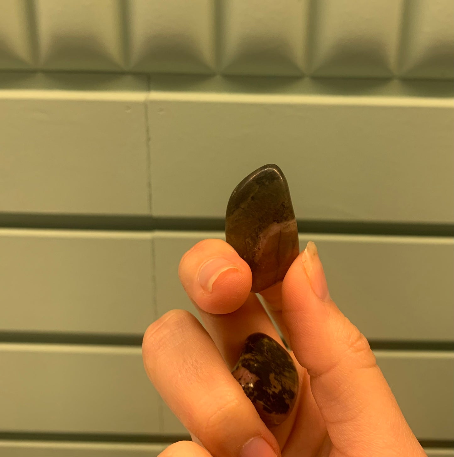 Rodado de mineral de rodonita