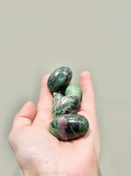 Rodado de Rubí con Zoisita - La Quinta Vidal