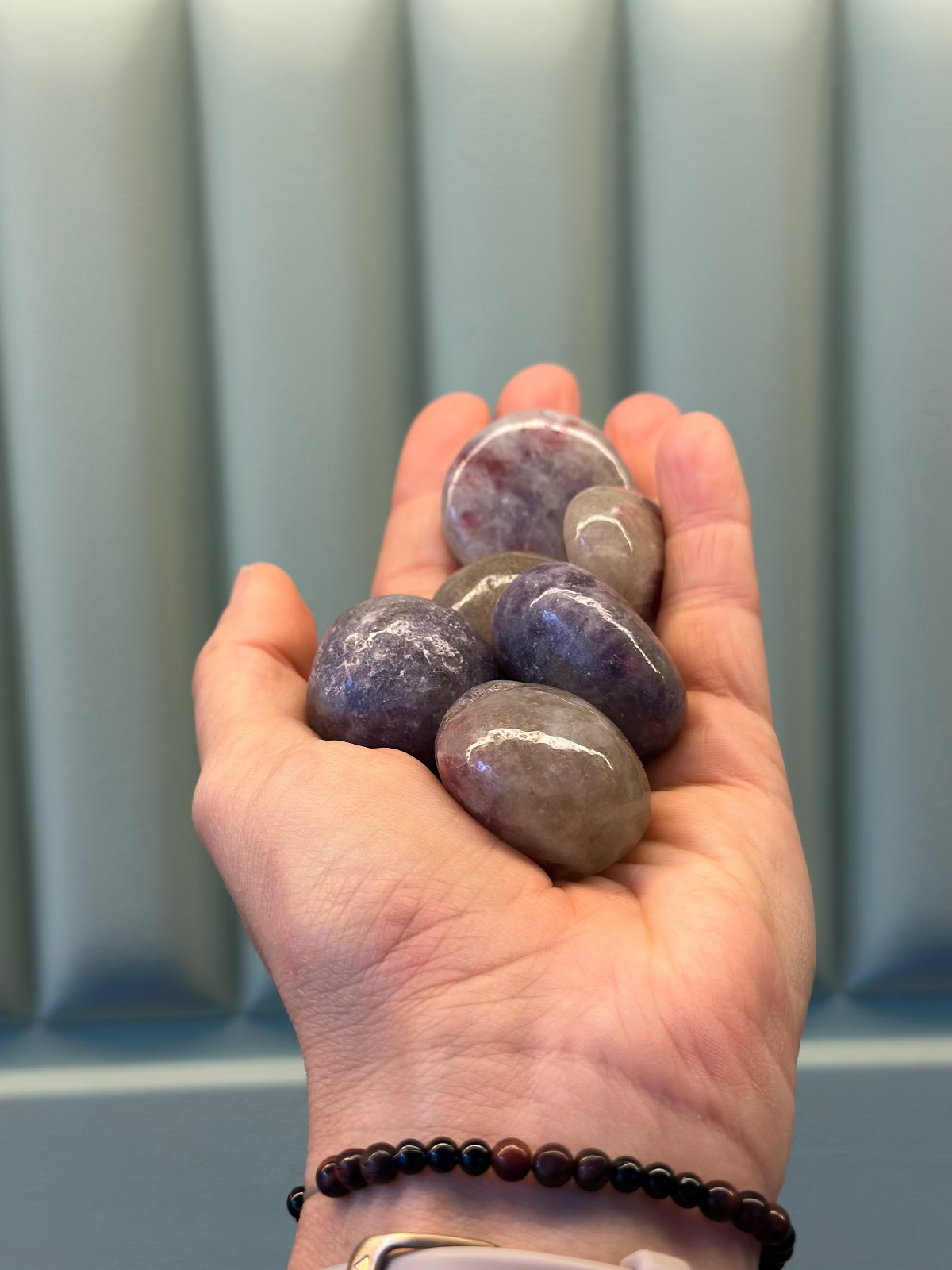 Rodado de mineral de turmalina rosa sobre eudialita.