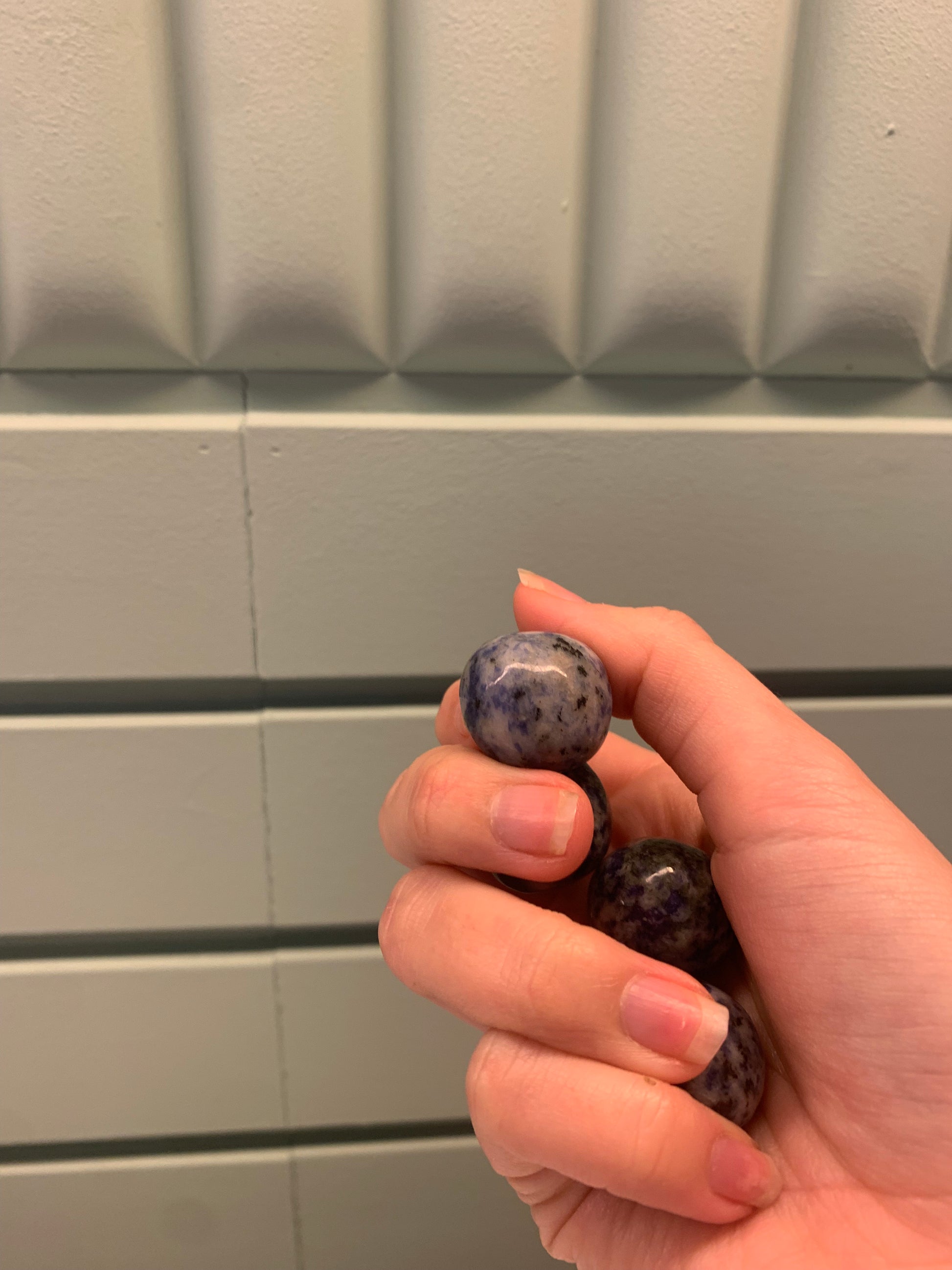 Rodado de jaspe de lunares azules