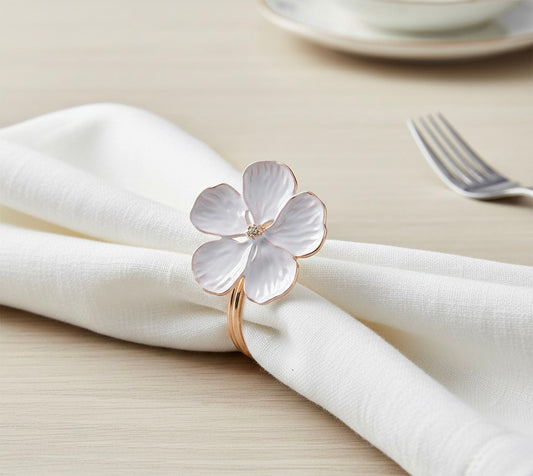 Servilleteros con diseños de flores blancas y árboles