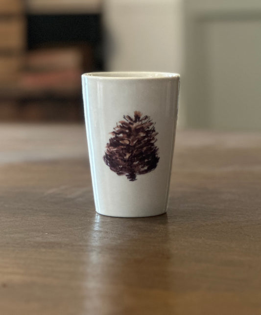 Vasos de cerámica para café otoño en el bosque