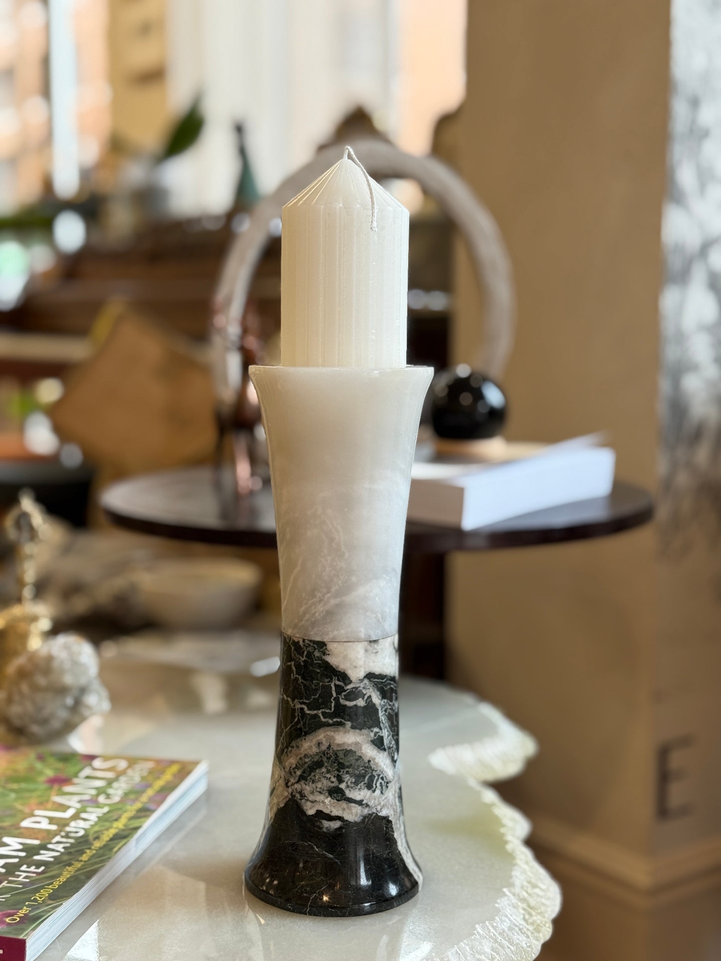 candelabro de marmol con vela de manzanilla blanca