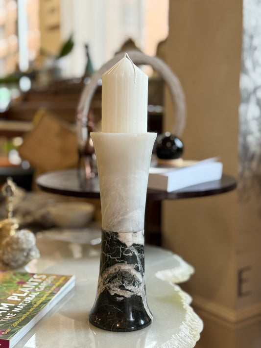 candelabro de marmol con vela de manzanilla blanca